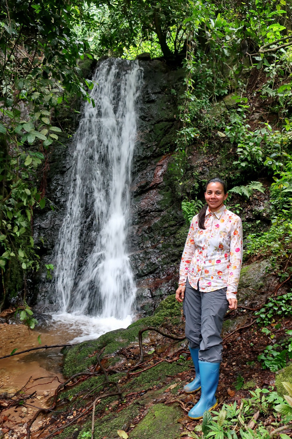 Columbian Lady with waterfall